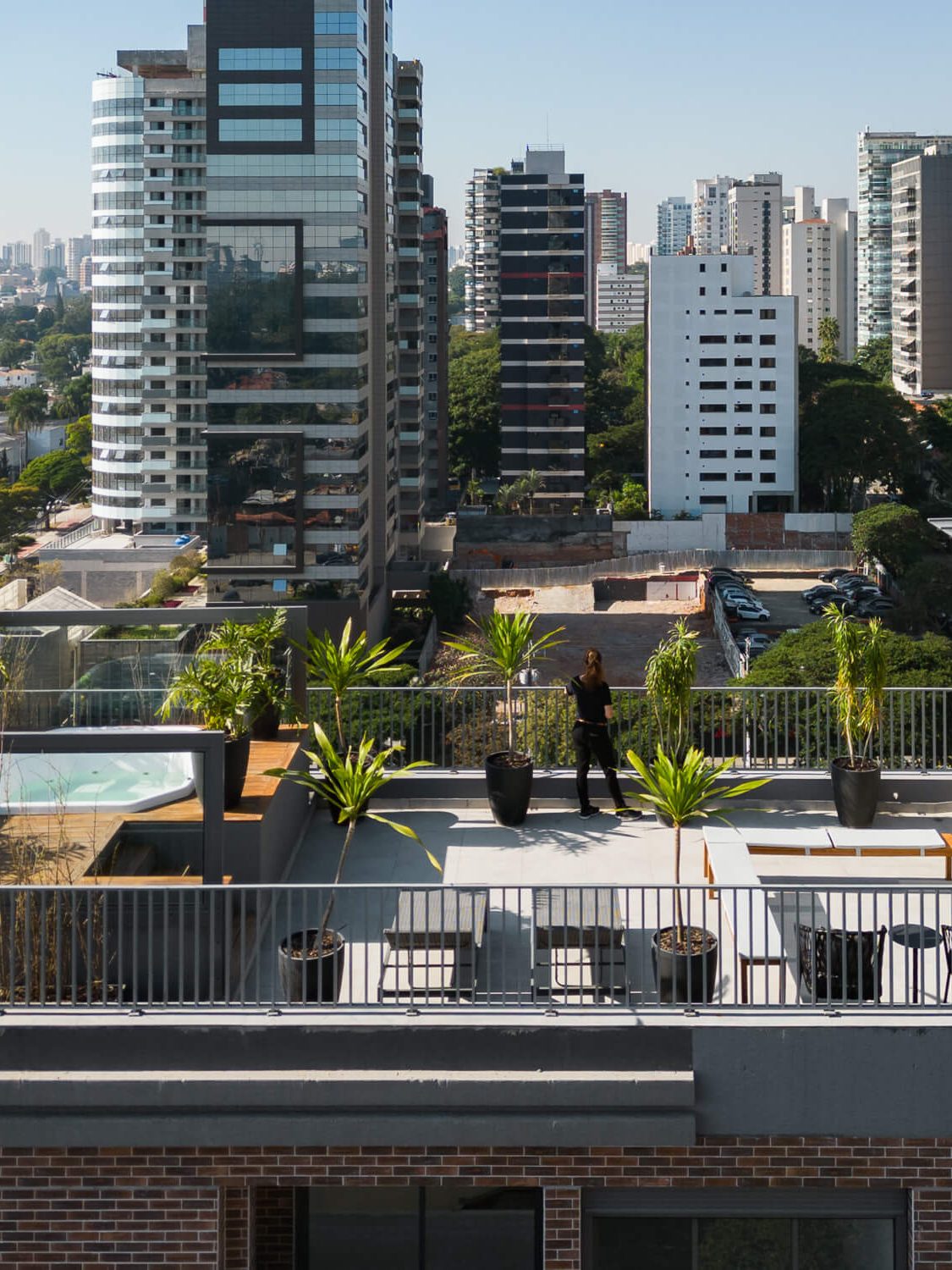 Empreendimento B.Long Ibirapuera, localizado na Avenida Agami, São Paulo - SP. Projeto de arquitetura desenvolvido por IDE STUDIO