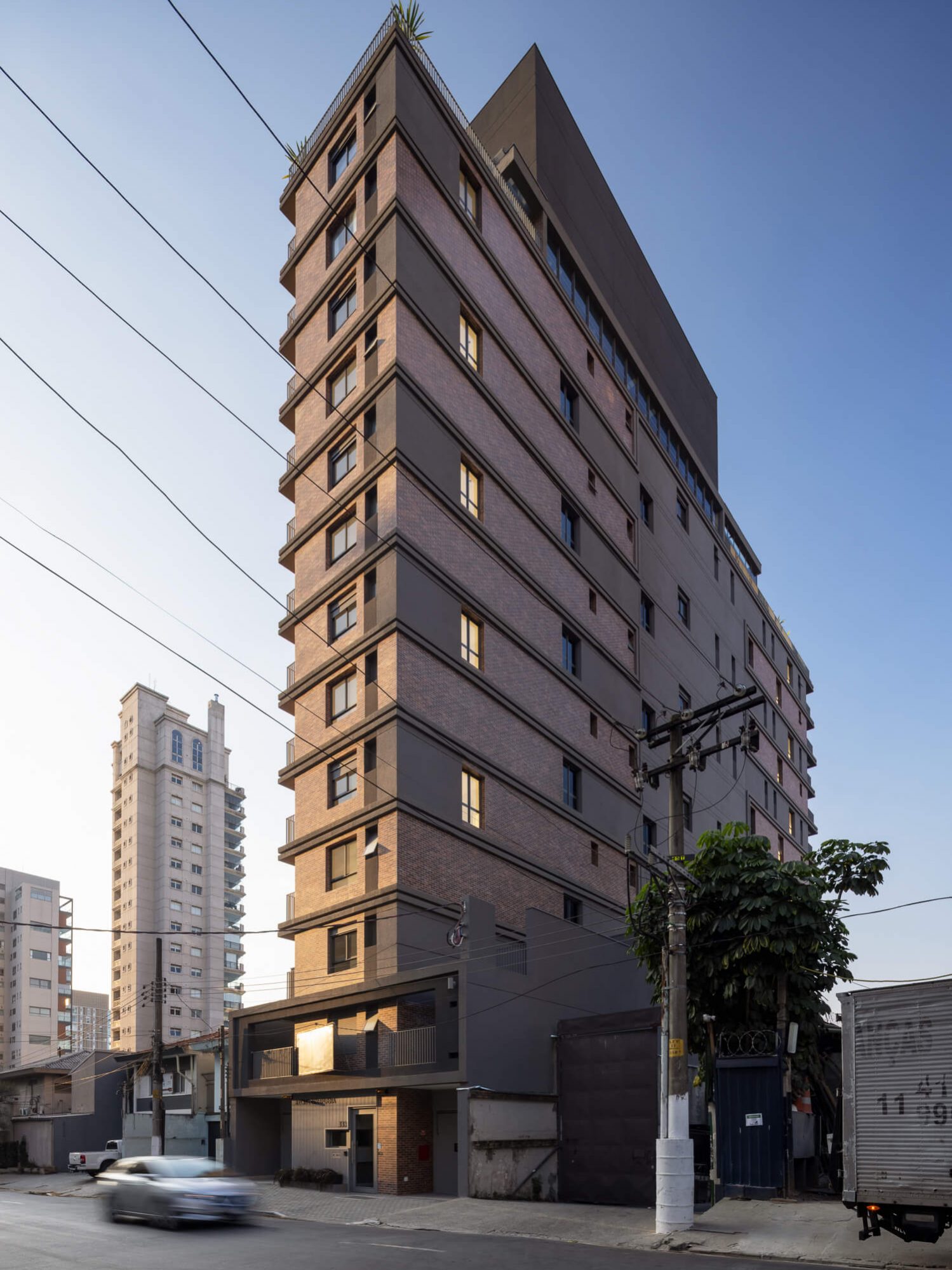 Empreendimento B.Long Ibirapuera, localizado na Avenida Agami, São Paulo - SP. Projeto de arquitetura desenvolvido por IDE STUDIO