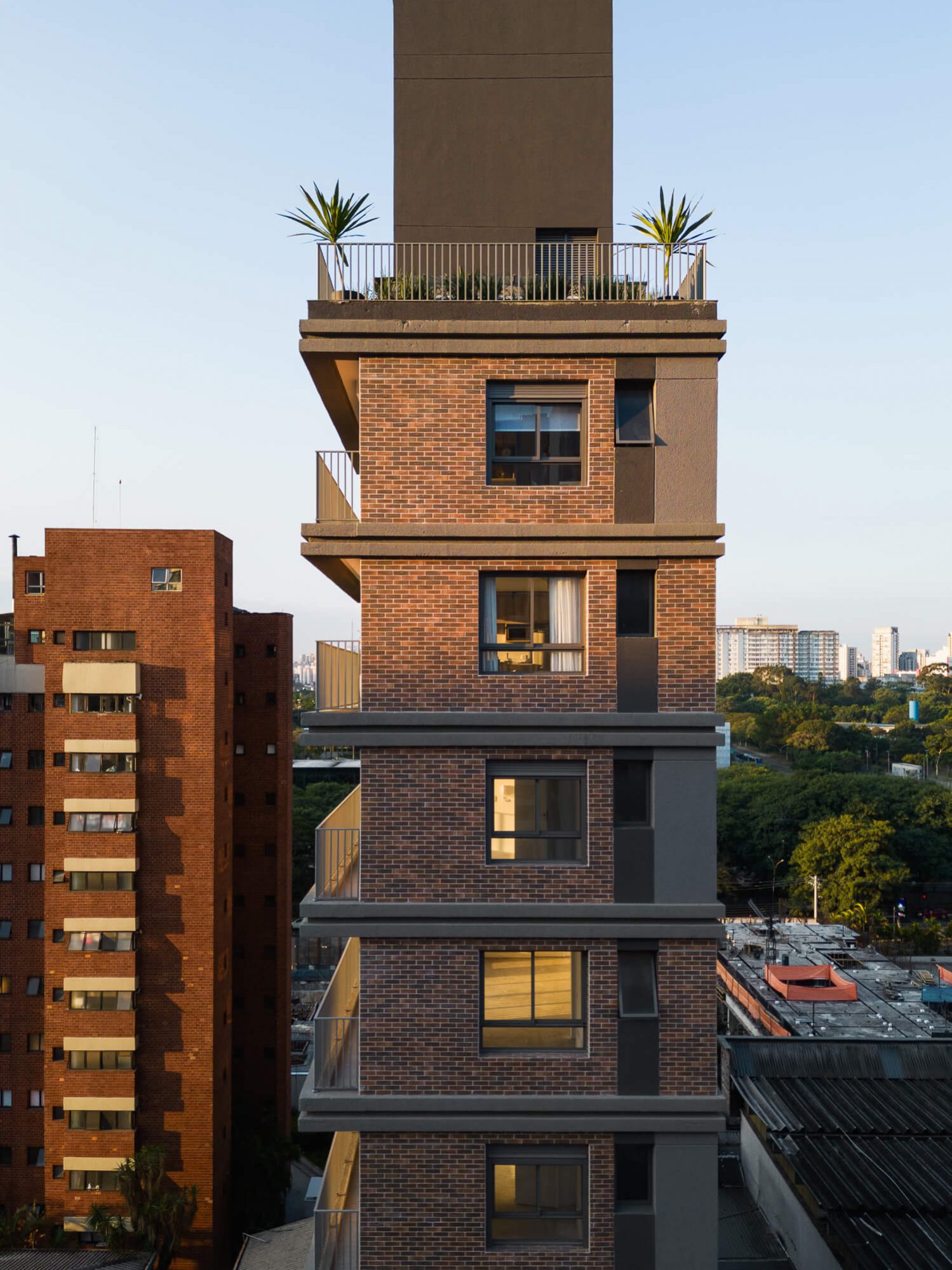 Empreendimento B.Long Ibirapuera, localizado na Avenida Agami, São Paulo - SP. Projeto de arquitetura desenvolvido por IDE STUDIO